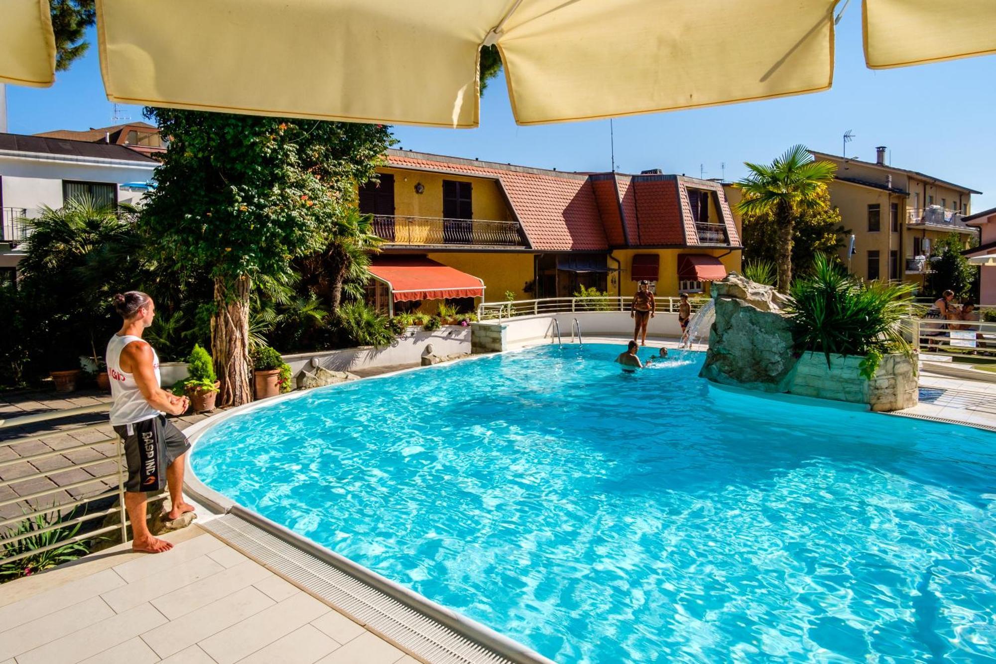 Hotel Bristol Bellaria-Igea Marina Bagian luar foto