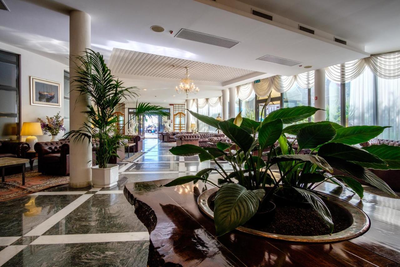 Hotel Bristol Bellaria-Igea Marina Bagian luar foto